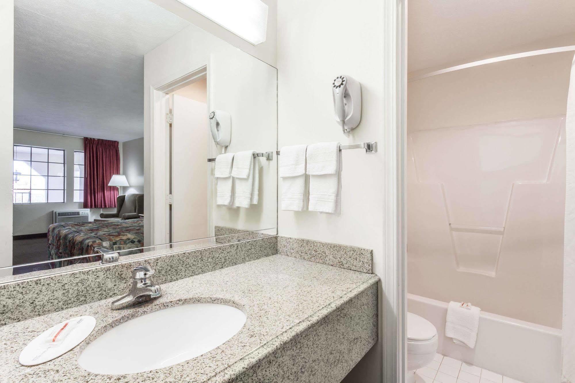 Red Roof Inn Cadiz Экстерьер фото