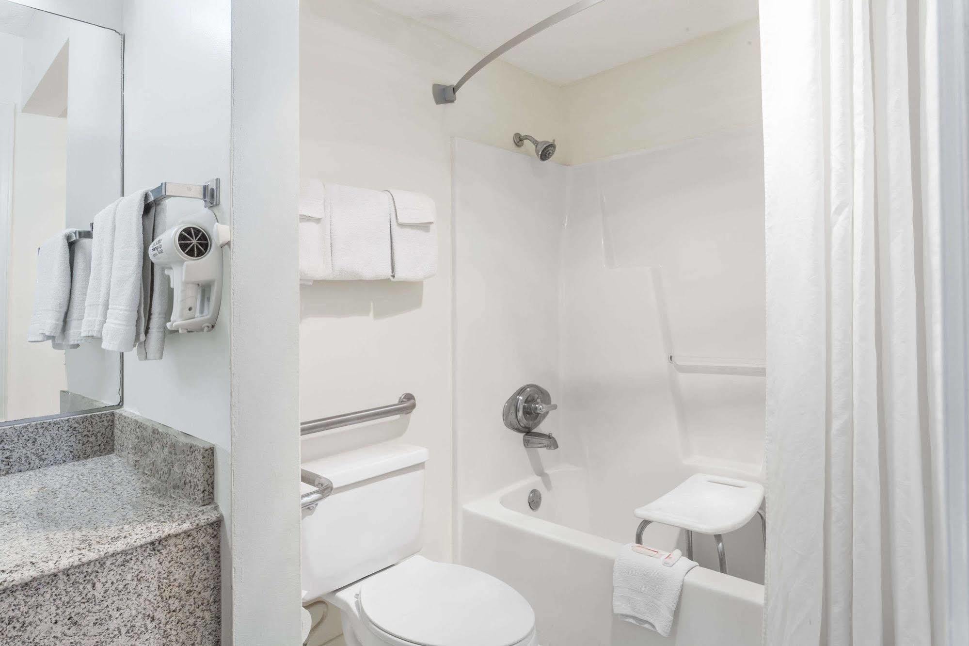 Red Roof Inn Cadiz Экстерьер фото